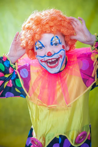 Kleines Mädchen Verkleidet Als Clown — Stockfoto