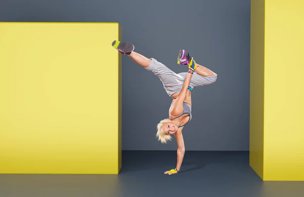 Una Joven Bailando Aeróbic Fitness Dance Zumba — Foto de Stock