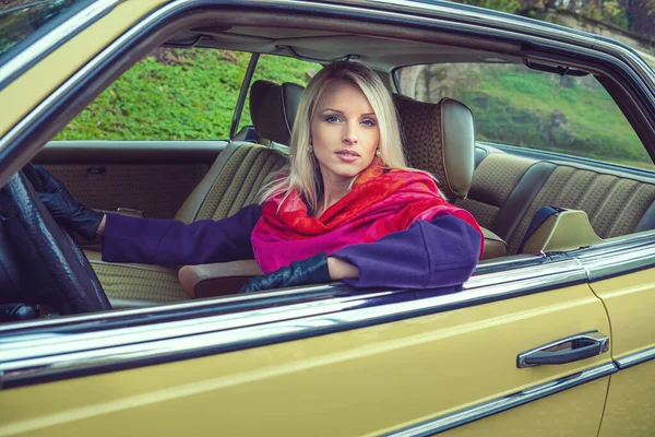 Una Chica Con Coche Clásico Posguerra — Foto de Stock