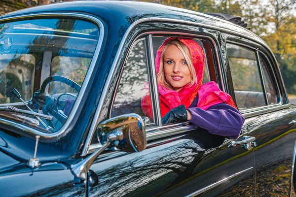 一个拥有战后经典汽车的女孩 — 图库照片
