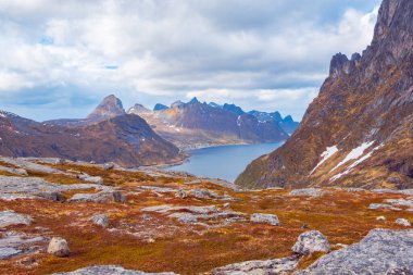 Dağ Keipen Norveç'te adadan Senja manzara görünümünü
