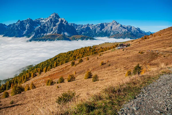 ドロマイト アルプス イタリア ヨーロッパの秋のヘルム ピークとドレイ ジンネンエリアによるハイキングコース — ストック写真