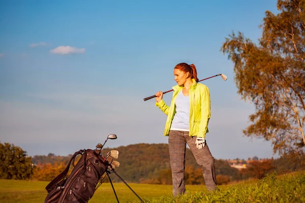 Kvinnlig Golfspelare Med Golfklubb — Stockfoto