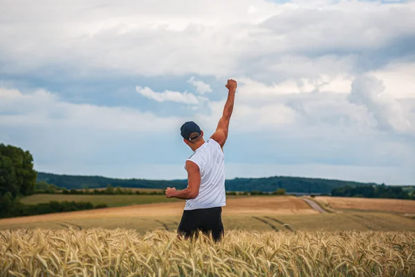 Junger Mann Joggt Durch Die Felder — Stockfoto