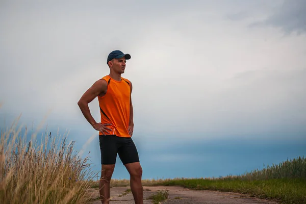 Ung Man Joggar Genom Fälten — Stockfoto