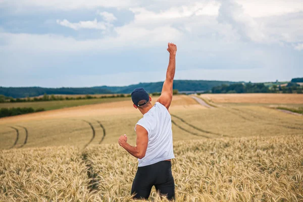 Mladý Muž Jogging Přes Pole — Stock fotografie