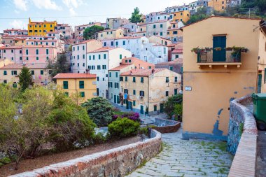 RIO NELL ELBA, ELBA ADASI - CIRCA AĞUSTOS 2011: Elba Adası 'ndaki Rio nell Elba sokakları
