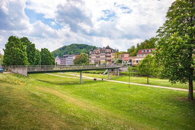 Bad Kiss SİZİNGEN, GERMANY - CIRCA MAYIS 2020: Bad Kissingen, Bavyera, Almanya 'daki Saale nehri üzerindeki Schweizerhaussteg köprüsü