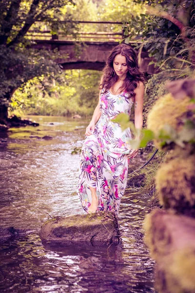 Portrait Une Jeune Femme Dans Une Rivière — Photo