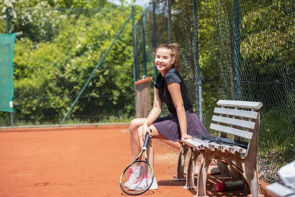 Joueuse Tennis Avec Une Raquette Sur Terrain — Photo