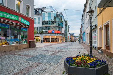 HOF, GERMANY - CIRCA MAYIS, 2020: Hof, Bavyera, Almanya 'daki Karolinenstrasse Caddesi
