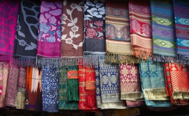 Renkli el yapımı batak-style tulum piyasada Lake Toba, Endonezya