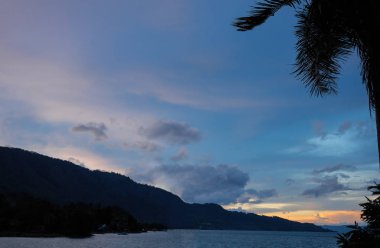 Sihirli renkli günbatımı, Lake Toba, Endonezya