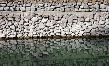 Taş duvar duvar desen ve bu su yansıma
