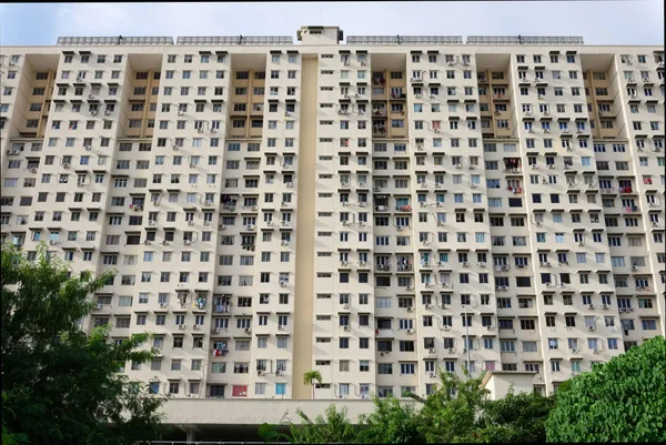 큰 아파트 건물의 정면 대칭 보기. — 스톡 사진