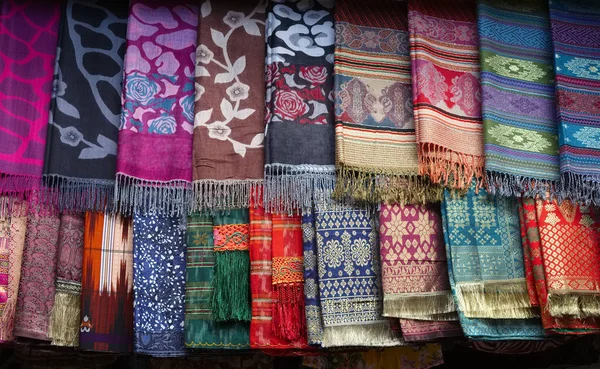Renkli el yapımı batak-style tulum piyasada Lake Toba, Endonezya