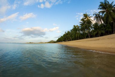 Sandy sahil şeridi boyunca tropik ada Körfezi