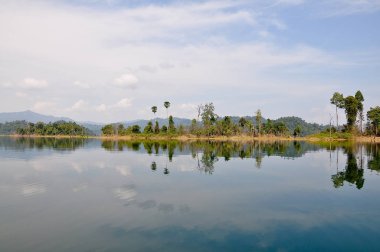 Adalar ve dağlar göl, Khao Sok Milli Parkı, Tayland