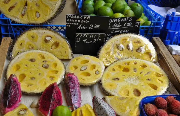 Aufgeschnittene Buchstabenfrucht, Drachenfrucht auf dem Markt — Stockfoto