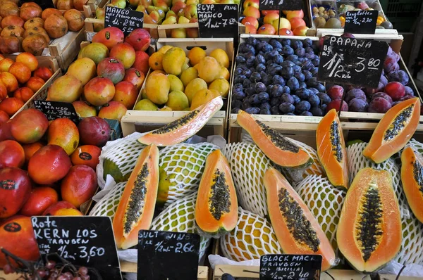 Papaya, mango and plum on the market — Stock Photo, Image