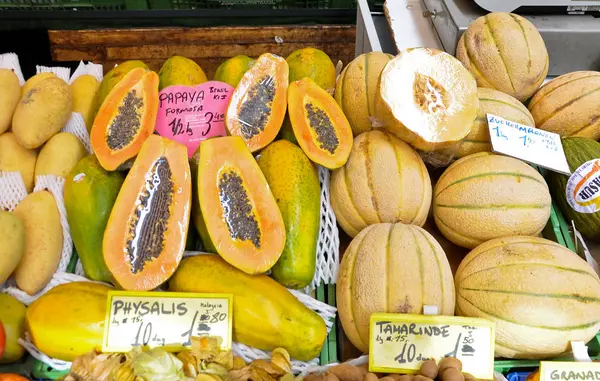 Papaya, Mango und Melone auf dem Markt — Stockfoto