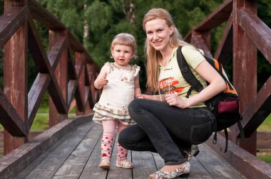 Anne ve kızı sevgi ve mutluluk, yürüyüş