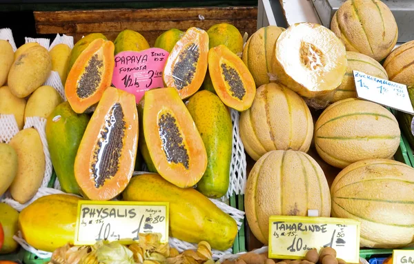 Papaya, Mango und Melone auf dem Markt — Stockfoto