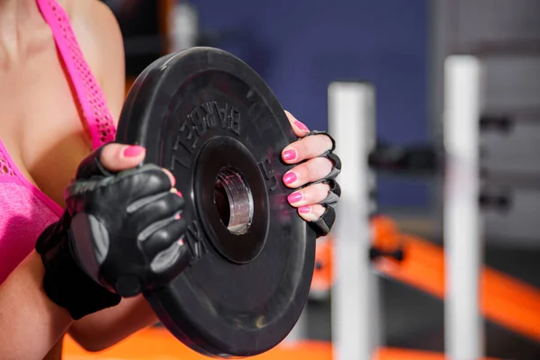 Halter plaka içinde jimnastik salonu ile ağır ağırlık egzersizleri yapıyor eller close-up. CrossFit egzersiz.