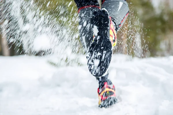 Egy fiatal futó kívül a téli természet lábak — Stock Fotó