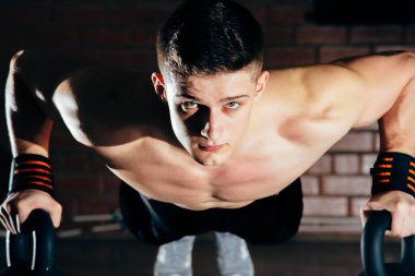 Spor. Şınav yapan genç atletik erkek. Kaslı ve güçlü adam egzersiz.