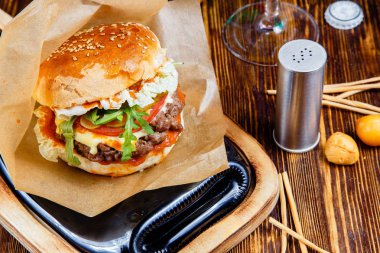 Ahşap masa üzerinde lezzetli hamburger