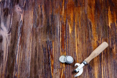 Açacağı ve kapakları ahşap bir masa üzerinde bira. Çerçeve. Ücretsiz yer.