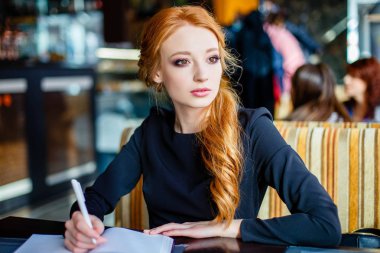 Onun yeni kitap inceleme çalışma günü rahat hava pencerenin dışında tarafından ilham alıyorum kafede sıcak çay ile başlayan defter kompozisyon yazma üzerinde çalışan yetenekli genç kadın gazeteci