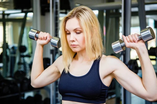 Joven Fitness Mujer sosteniendo un peso de la mano — Foto de Stock