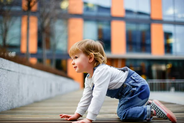 Yerde sürünen sevimli küçük kız
