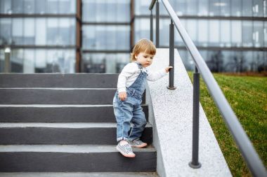 Küçük bir çocuğun merdivenlerden aşağı gitmek öğrenir