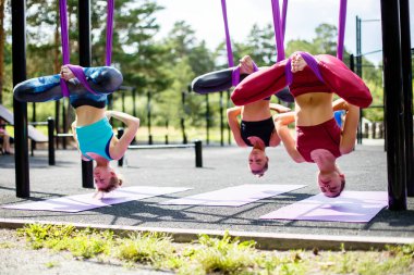 Açık havada egzersiz. Hava yoga.