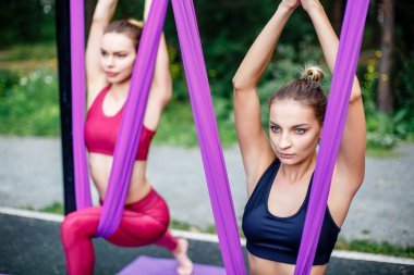 Açık havada egzersiz. Hava yoga.