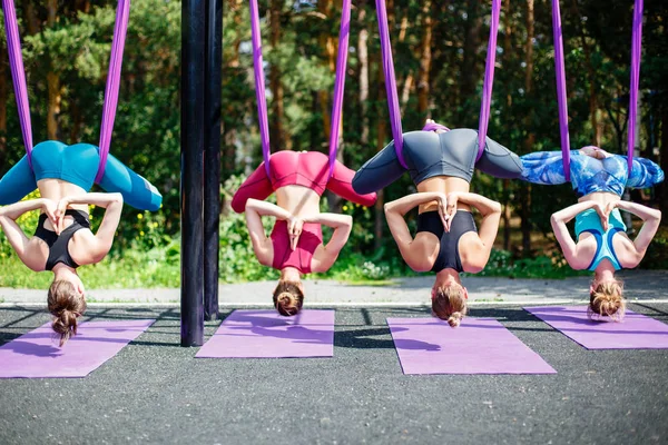 Ejercicio al aire libre. Yoga aéreo . — Foto de Stock