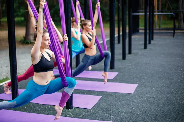 Mujeres practicando yoga en el parque — Foto de Stock