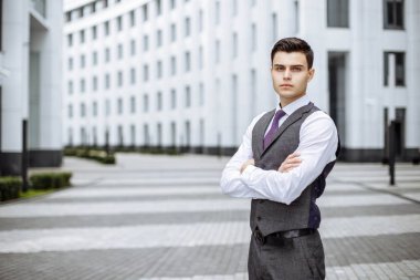 yakışıklı genç iş adamı ofis binası