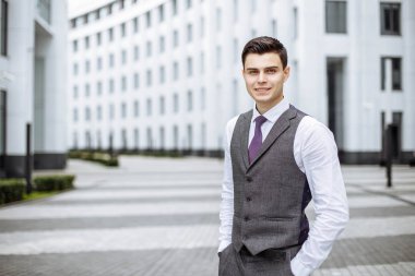 Başarılı bir iş adamı portre açık modern bir şehir