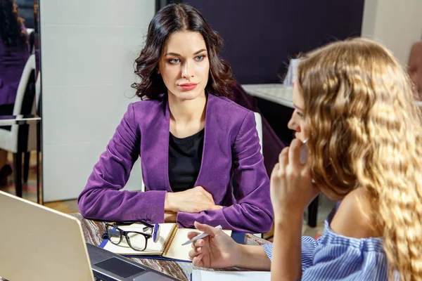 Amigos Discusión de trabajo Reunión compartir ideas Concepto — Foto de Stock