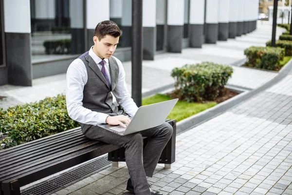 Dışında çalışan genç iş adamı