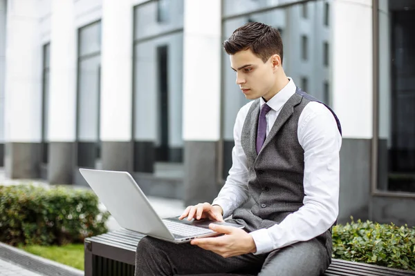 Бизнесмен, работающий с ноутбуком — стоковое фото