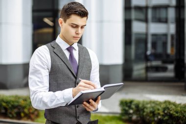 Notlar açık havada zeki erkek öğrenci