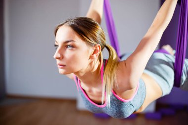 Portre genç kadınlar Anti yerçekimi yoga yapmak. Hava aero sinek fitness eğitmeni egzersiz. Uyum ve huzur kavramı