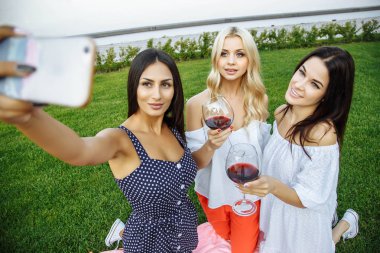 Üç güzel genç kadın selfie açık havada yapıyor