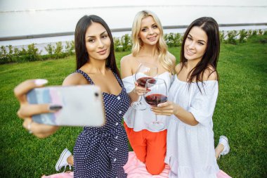 Üç güzel genç kadın selfie açık havada yapıyor