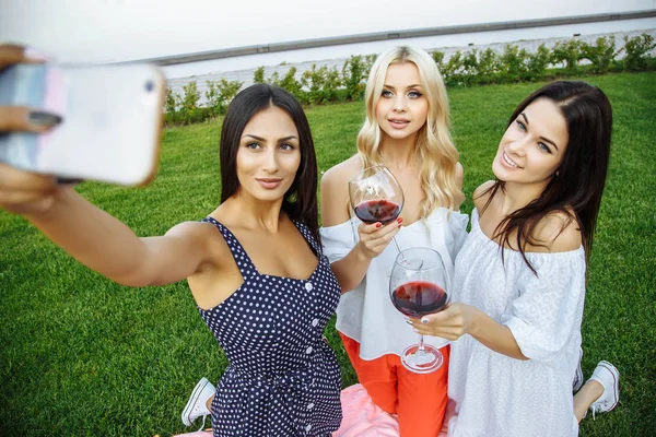 Üç güzel genç kadın selfie açık havada yapıyor